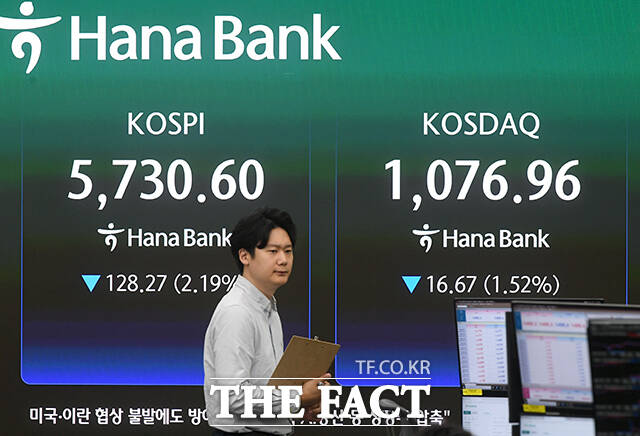 미국과 이란의 종전 협상이 결렬된 가운데 13일 오전 서울 중구 하나은행 본점 딜링룸 전광판에 지수가 표시되고 있다. /박상민 기자