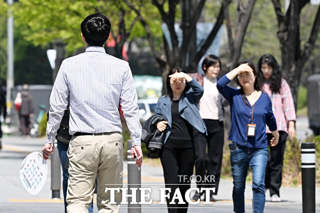 '낮 최고 26도' 더워진 날씨에 부채도 조기등판.