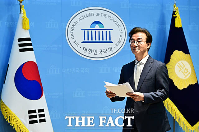 전재수 더불어민주당 부산시장 후보가 13일 오전 서울 여의도 국회 소통관에서 기자회견을 열고 발언을 하고 있다. /국회=배정한 기자