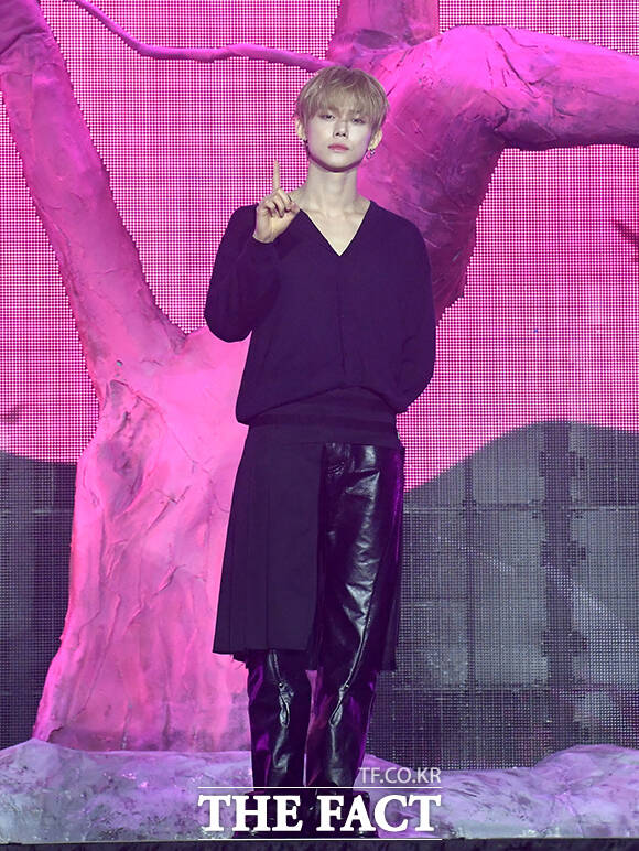 그룹 투모로우바이투게더(TXT)의 수빈, 휴닝카이, 범규, 연준, 태현(왼쪽부터)이 13일 오후 서울 성북구 고려대학교 화정체육관에서 열린 미니 8집 '7TH YEAR(세븐스 이어): 가시덤불에 잠시 바람이 멈췄을 때' 발매 기념 쇼케이스에 참석해 포즈를 취하고 있다. /박상민 기자