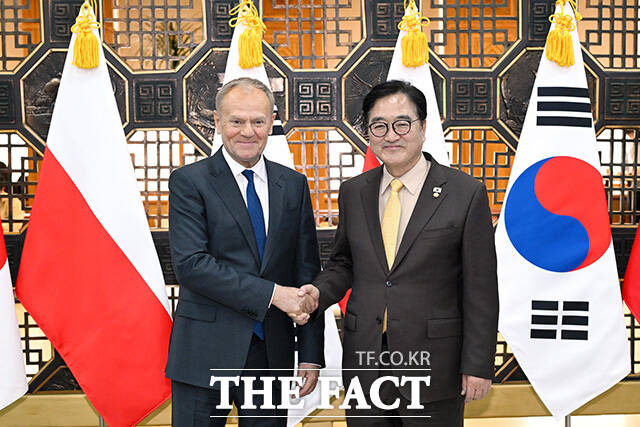 우원식 국회의장(오른쪽)이 13일 오후 서울 여의도 국회에서 방한 중인 도날드 투스크 폴란드 총리를 접견하며 기념촬영을 하고 있다. /국회=남용희 기자