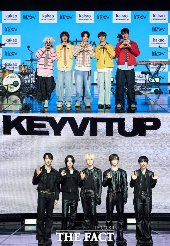 현장 관계자들은 5월에도 많은 가수들의 컴백과 데뷔가 이어질 것으로 전망했다. 사진은 6일 The First Wave로 데뷔한 밴드 하츠웨이브(위)와 같은날 KEYVITUP으로 데뷔한 그룹 키빗업이 미디어 쇼케이스에서 포즈를 취하고 있는 모습이다./카카오엔터테인먼트, 송호영 기자