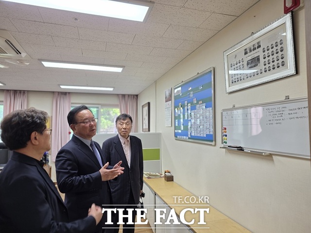 민주당 대구시장 예비후보인 김부겸 전 총리(가운데)가 13일 대구가톨릭요양원을 방문해 시설을 둘러보고 있다. /민주당 대구시당