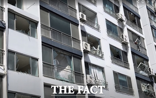 13일 오전 오승혁의 현장은 청주시 봉명동을 찾아 폭발 사고 현장을 취재했다. 이날 새벽 4시경, 아파트와 상가, 주택이 전통시장 인근에 어우러져 평온함을 유지하던 이 동네는 마치 전쟁 영화 속 한 장면처럼 변해버렸다. /청주 봉명동=오승혁 기자