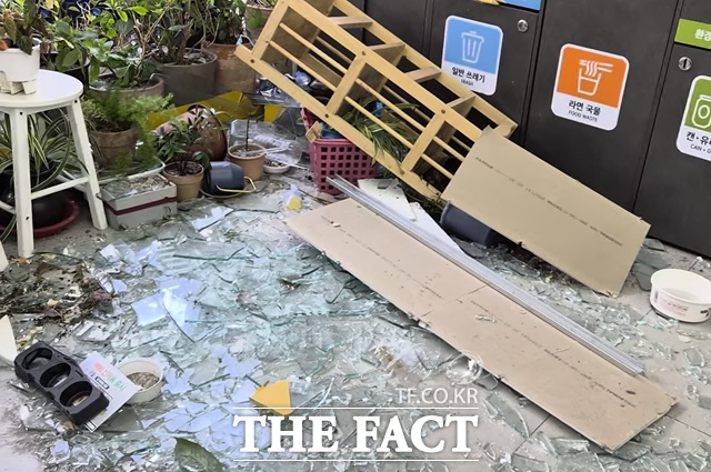 입구 유리가 산산조각 나고 간판이 부서진 와중에도 현장 복구 인력과 경찰 등에게 음료를 판매하고 있는 인근 편의점의 모습은, 마치 전쟁 영화 촬영장에 온 듯한 기묘한 이질감을 안겼다. /청주 봉명동=오승혁 기자