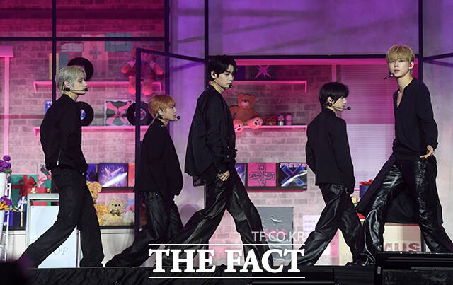 그룹 투모로우바이투게더(TXT)가 13일 오후 서울 성북구 고려대학교 화정체육관에서 열린 미니 8집 '7TH YEAR(세븐스 이어): 가시덤불에 잠시 바람이 멈췄을 때' 발매 기념 쇼케이스에서 타이틀곡 '하루에 하루만 더(Stick With You)' 무대를 펼치고 있다. /박상민 기자