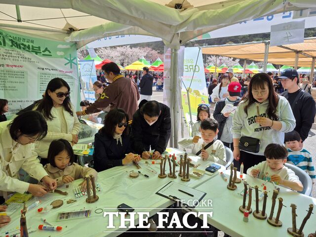 청양군 칠갑산 장승공원에서 열린 '제27회 청양 칠갑산 장승축제' 환경교육 체험부스에 많은 학생이 장승 만들기 체험을 하고 있다. /충남도립대