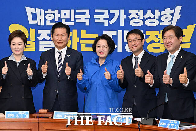 정청래 더불어민주당 대표(왼쪽)가 13일 오전 서울 여의도 국회에서 열린 최고위원회의에 앞서 추미애 경기도지사 후보에게 당 점퍼를 입혀주고 있다. /국회=김성렬 기자