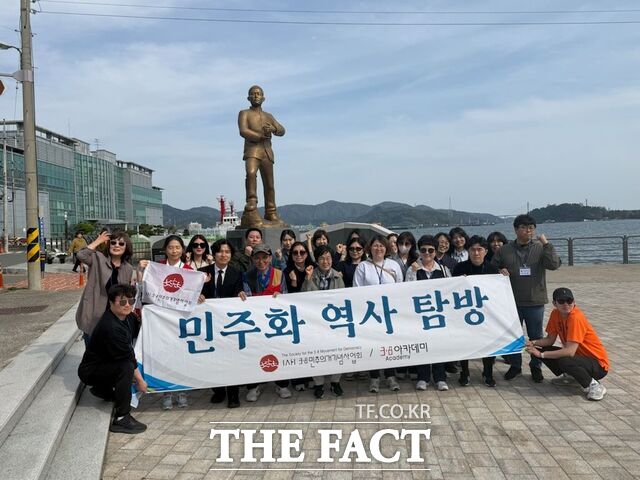 3·8민주의거 역량 강화 연수 진행 중에 지난 11일 창원시 김주열 열사 시신 인양지 동상 앞에서 연수 참가 교원들이 기념 촬영을 하고 있다. /대전시교육청