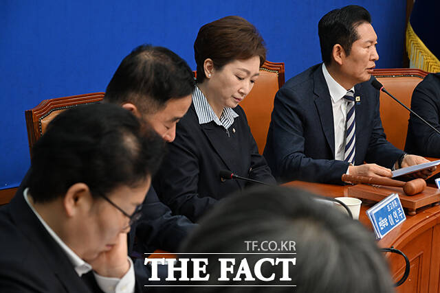 정청래 더불어민주당 대표가 13일 오전 서울 여의도 국회에서 열린 최고위원회의에 참석해 모두발언 하고 있다. /국회=김성렬 기자