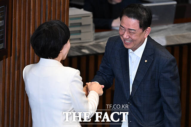 김병기 무소속 의원이 13일 오후 서울 여의도 국회에서 열린 제434회국회(임시회) 제4차 본회의 교육·사회·문화 분야 대정부질문에 참석해 전현희 더불어민주당 의원과 악수하고 있다. /국회=김성렬 기자