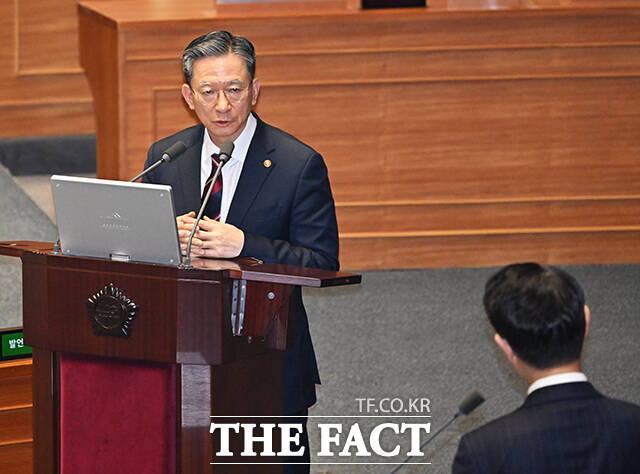 질의에 답변하는 정성호 법무부 장관.