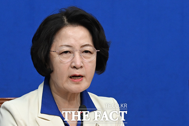 정청래 더불어민주당 대표(왼쪽)가 13일 오전 서울 여의도 국회에서 열린 최고위원회의에 앞서 추미애 경기도지사 후보에게 당 점퍼를 입혀주고 있다. /국회=김성렬 기자