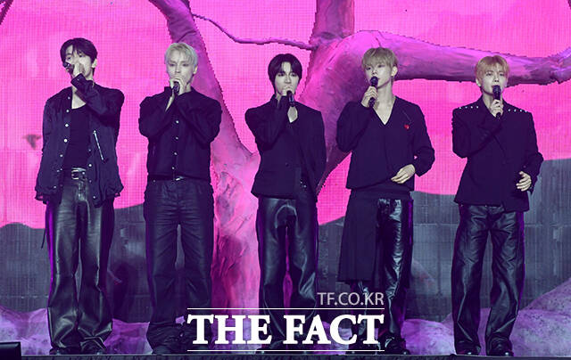 그룹 투모로우바이투게더(TXT)의 수빈, 휴닝카이, 범규, 연준, 태현(왼쪽부터)이 13일 오후 서울 성북구 고려대학교 화정체육관에서 열린 미니 8집 '7TH YEAR(세븐스 이어): 가시덤불에 잠시 바람이 멈췄을 때' 발매 기념 쇼케이스에 참석해 포즈를 취하고 있다. /박상민 기자