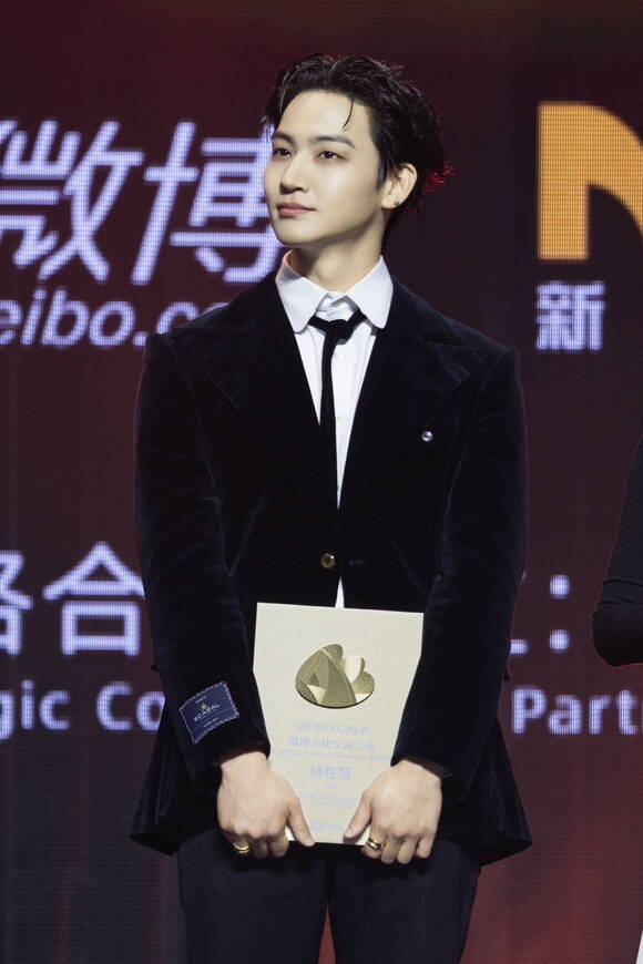 제이비가 지난 11일 카마오에서 열린 '2026 웨이보 문화 교류의 밤'에서 '아시아 최고 퍼포먼스 인기스타상'을 수상했다. /528헤르츠
