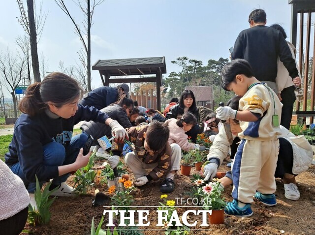 충남도어린이인성학습원에서 도내 아동과 가족을 대상으로 텃밭 '인성 꽃피는 텃밭'을 진행하고 있다. /충남어린이인성학습원