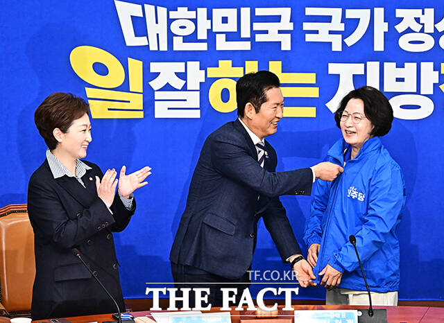 직접 지퍼 올려주는 정청래 대표.