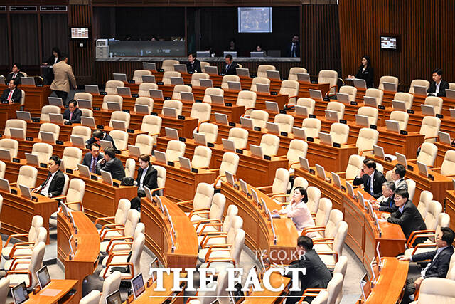 빈자리가 더 많은 야당 의석.