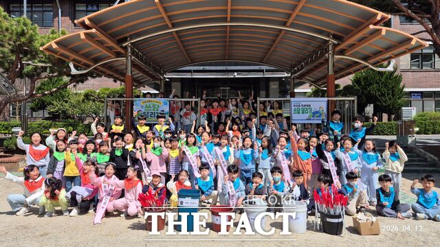 13일 대전성룡초등학교 학생들이 '쓰담 달리기' 홍보 릴레이 행사 전에 기념 촬영을 하고 있다. /대전시교육청