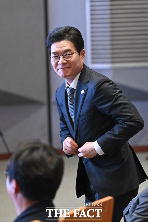 정한호 서울도시정비조합협회 이사장(왼쪽)이 정원오 서울시장 후보에게 '도시정비사업 제도 개선을 위한 정책제안서'를 전달하는 모습.