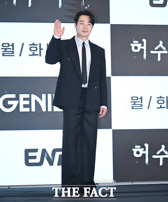 배우 박해수와 곽선영, 이희준(왼쪽부터)이 13일 오후 서울 구로구 신도림 더세인트 그랜드 볼룸에서 열린 ENA 새 월화드라마 '허수아비' 제작발표회에 참석해 포즈를 취하고 있다. /박헌우 기자