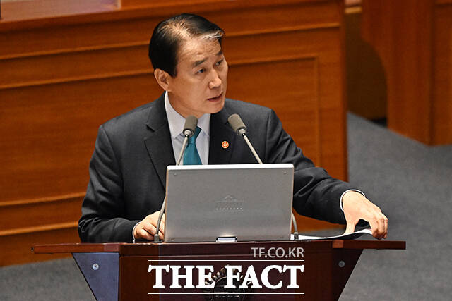 질의에 대답하는 권오을 국가보훈부 장관.