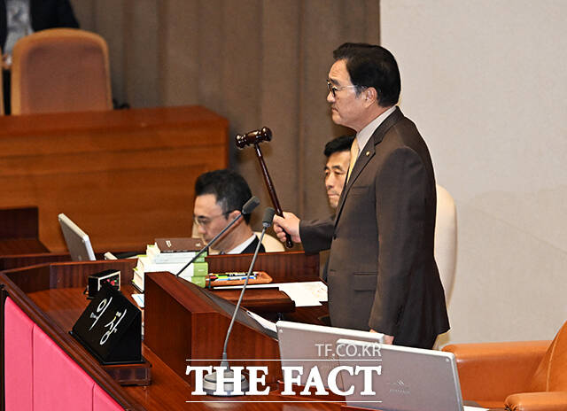 안건 상정하는 우원식 국회의장.