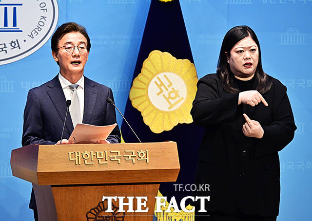 전재수 더불어민주당 부산시장 후보가 13일 오전 서울 여의도 국회 소통관에서 기자회견을 열고 발언을 하고 있다. /국회=배정한 기자