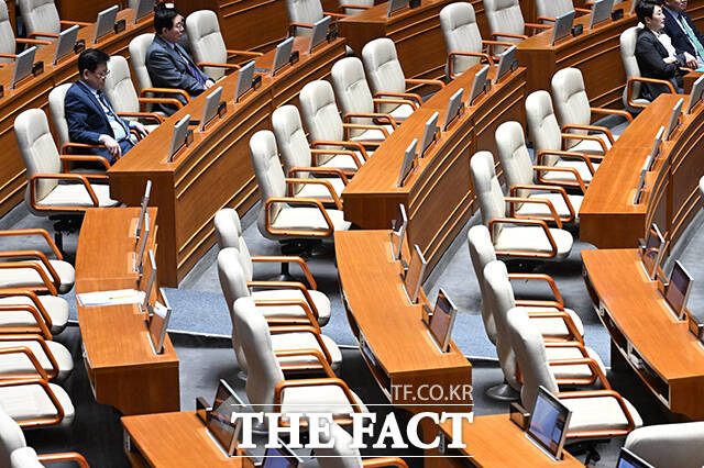 빈 자리 가득한 본회의장.