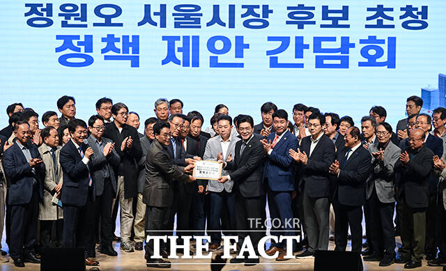 정한호 서울도시정비조합협회 이사장(왼쪽)이 정원오 서울시장 후보에게 '도시정비사업 제도 개선을 위한 정책제안서'를 전달하는 모습.