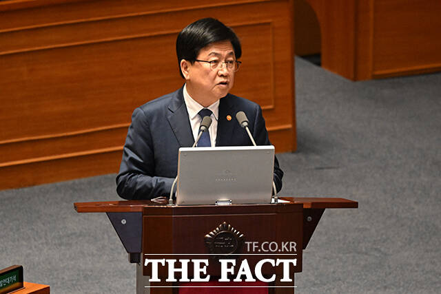 질의에 답하는 최교진 교육부 장관.