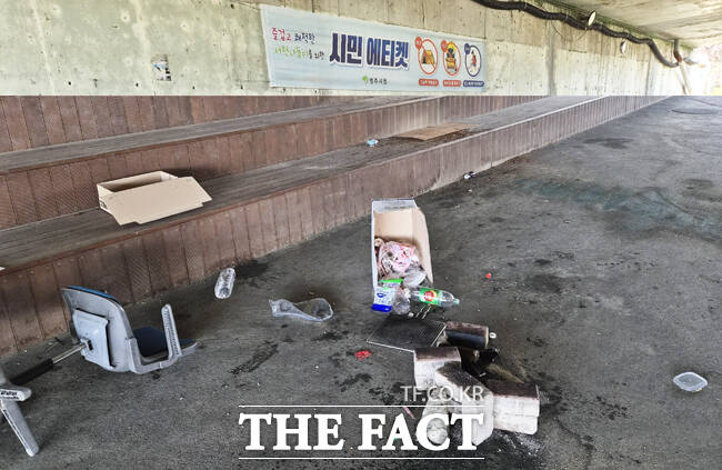 13일 영주서천교 공터에 일회용 그릇과 각종 음식물 쓰레기가 버러져 있어 이곳을 찾는 시민들의 눈살을 찌푸리게하고 있다. /김성권 기자