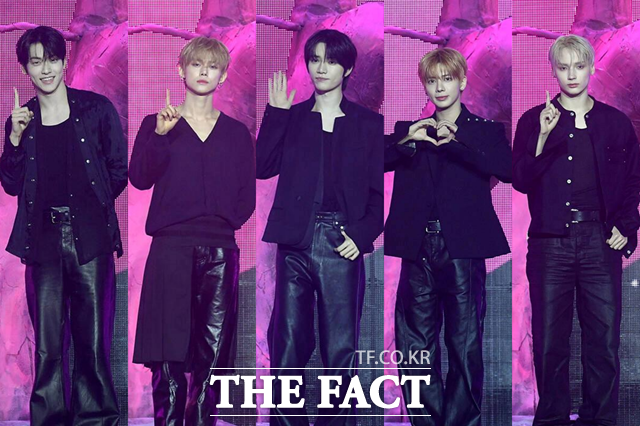 투모로우바이투게더 수빈 연준 범규 태현 휴닝카이는 7TH YEAR: 가시덤불에 잠시 바람이 멈췄을 때에 자신들이 직접 겪은 고민과 불안의 감정을 담았다./박상민 기자