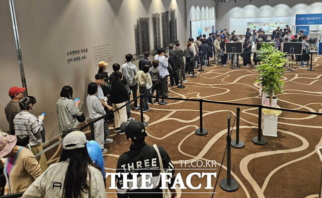 천안시 업성동에 들어서는 업성 푸르지오 레이크시티 견본주택에는 개관 후 3일간 1만 1000여 명이 방문해 긴 줄을 이루며 관람하는 모습이 이어졌다. /대우건설