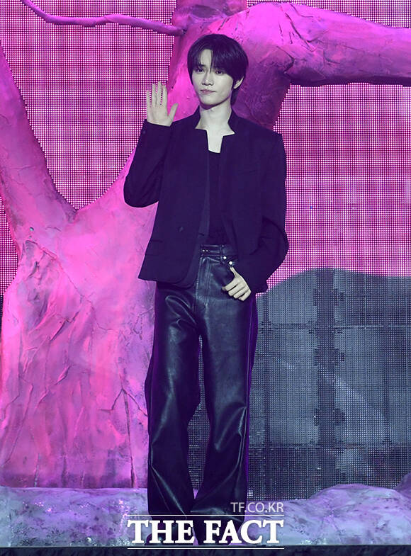 그룹 투모로우바이투게더(TXT)의 수빈, 휴닝카이, 범규, 연준, 태현(왼쪽부터)이 13일 오후 서울 성북구 고려대학교 화정체육관에서 열린 미니 8집 '7TH YEAR(세븐스 이어): 가시덤불에 잠시 바람이 멈췄을 때' 발매 기념 쇼케이스에 참석해 포즈를 취하고 있다. /박상민 기자