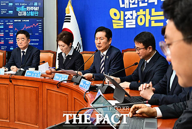 정청래 더불어민주당 대표가 13일 오전 서울 여의도 국회에서 열린 최고위원회의에 참석해 모두발언을 하기 전 완도 수산물 가공공장 화재로 순직한 소방관들을 추모하는 묵념을 하고 있다.