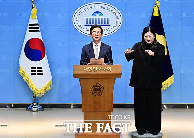 전재수 더불어민주당 부산시장 후보가 13일 오전 서울 여의도 국회 소통관에서 기자회견을 열고 발언을 하고 있다. /국회=배정한 기자