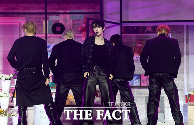 그룹 투모로우바이투게더(TXT)가 13일 오후 서울 성북구 고려대학교 화정체육관에서 열린 미니 8집 '7TH YEAR(세븐스 이어): 가시덤불에 잠시 바람이 멈췄을 때' 발매 기념 쇼케이스에서 타이틀곡 '하루에 하루만 더(Stick With You)' 무대를 펼치고 있다. /박상민 기자