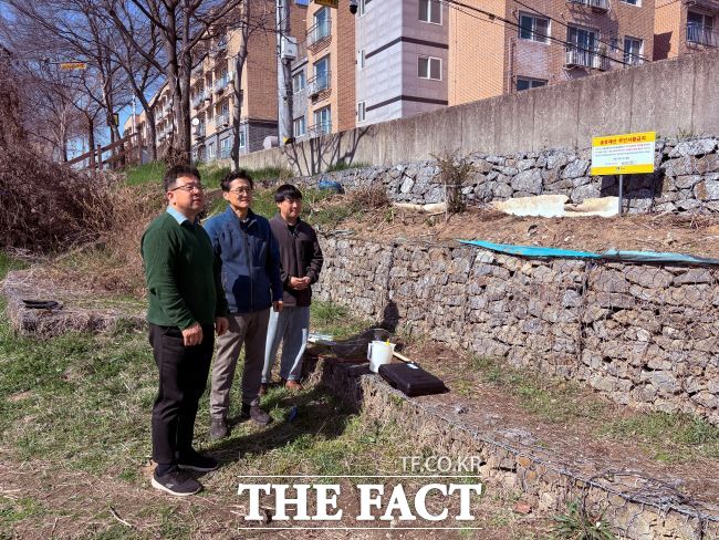 7일 서호천 일대를 방문해 불법 점용 실태를 점검하고 단속과 사후 관리를 당부하고 있는 김현수 제1부시장 /수원시