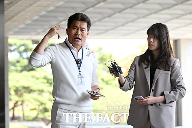 한국사 강사 출신 유튜버 전한길 씨가 13일 오후 서울 서초구 서울중앙지방검찰청으로 구속영장 청구 전 피의자 조사를 받기 위해 출석하며 입장을 밝히고 있다. /서예원 기자