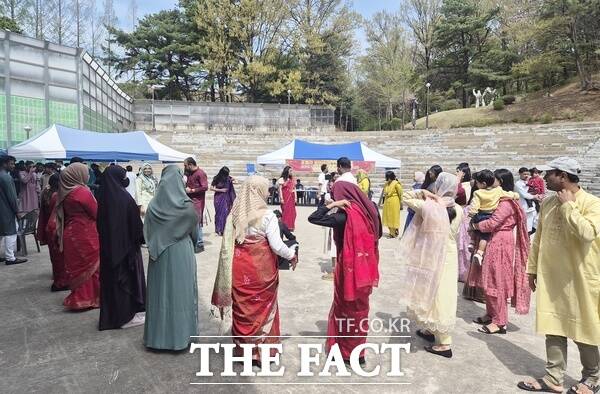 대전노사상생발전협의회가 12일 충남대학교 대덕캠퍼스 노천극장에서 외국인 근로자와 다문화 주민을 위한 '외국인 신입생 환영회 및 Eid·포헬라 보이샤크 행사'를 열었다. /대전노사상행발전협의회