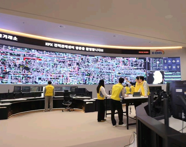 삼성물산이 전력거래소와 손잡고 한국형 전력계통운영시스템(EMS)의 해외 진출에 나선다. 사진은 전력거래소 전력관제센터. /삼성물산