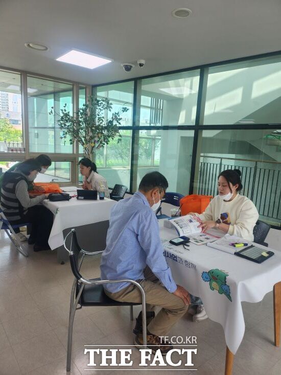 용인시가 인공지능(AI)과 사물인터넷(IoT), 돌봄 로봇 등을 결합한 노인 건강관리 사업을 확대한다. /용인시