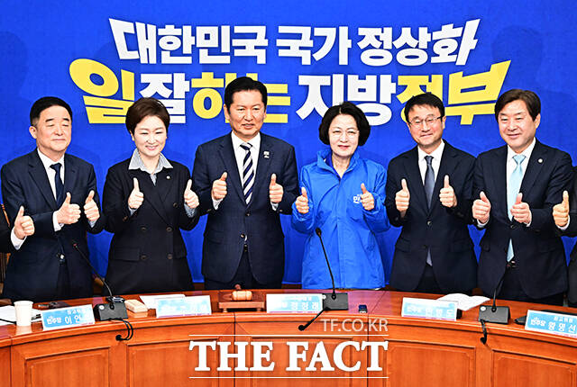 참석자들 응원 받으며 엄지 치켜든 추미애 경기도지사 후보.