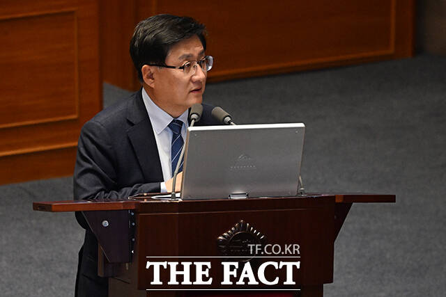 질의에 답하는 김성환 기후에너지환경부 장관.