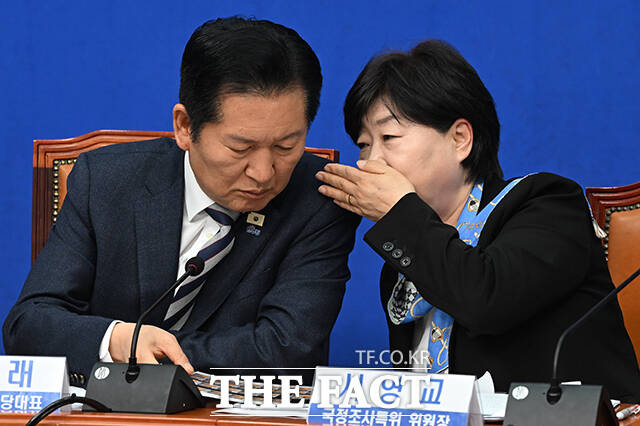 대화 나누고 있는 정청래 당대표(왼쪽)와 서영교 국조특위 위원장.