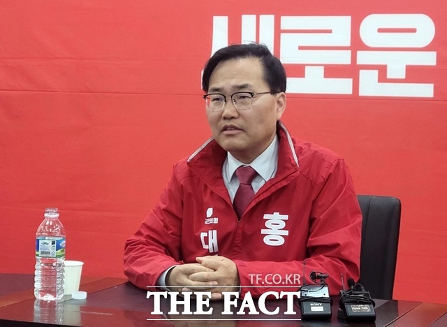 지난 10일 국민의힘 대구시당에서 기자회견을 하는 홍석준 전 의원. /더팩트 DB