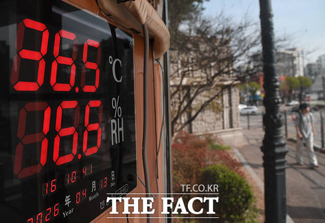 서울지역 낮 기온이 27.3도까지 오른 13일 오후 서울 성북구 고려대학교 외벽 온도계가 36.5도를 표시하고 있다. /박상민 기자