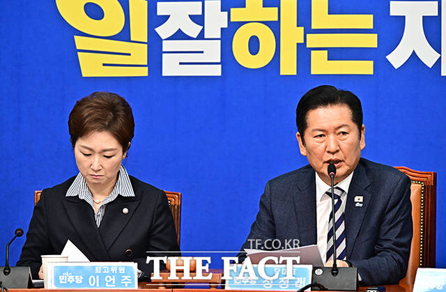 정청래 더불어민주당 대표가 13일 오전 서울 여의도 국회에서 열린 최고위원회의에 참석해 모두발언을 하기 전 완도 수산물 가공공장 화재로 순직한 소방관들을 추모하는 묵념을 하고 있다.