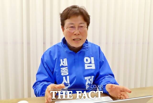 <더팩트>와의 인터뷰에서 핵심공약을 설명하고 있다. /김형중 기자